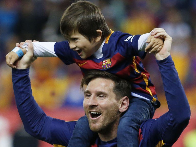 Thiago Messi follows in dad’s footsteps, debuts with No. 10 jersey in Rosario